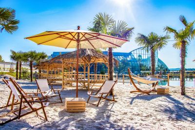 Sandstrand mit Liegen, Hängematten, Bambus Lounges und Palmen