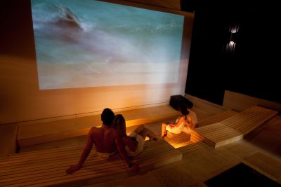 Kino-Sauna mit großer Filmleinwand