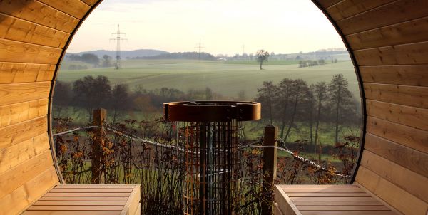 Fass-Sauna Fass-Sauna aus Holz mit Blick auf die Landschaft